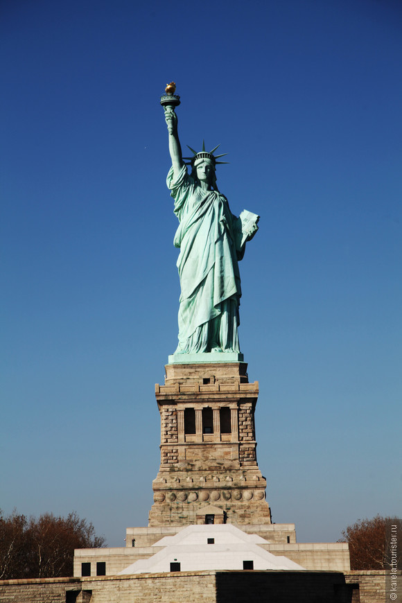Статуя Свободы - символ Нью-Йорка и Соединенных Штатов Америки. 
Фото сделано с прогулочного катера