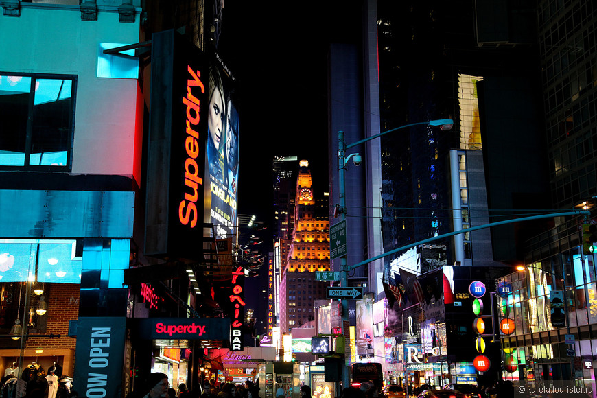 Таймс-сквер, освещенная огнями многочисленных рекламных экранов