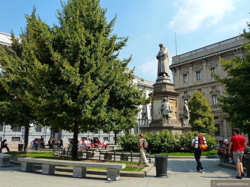 Piazza della Scala, сквер и памятник Леонардо в окружении учеников