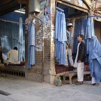 Магазин женской моды в Кабуле. Поговаривают, что с приходом программы "Модный приговор" на местное телевидение продажи классических бурок в столице Афганистана пошли на убыль). 