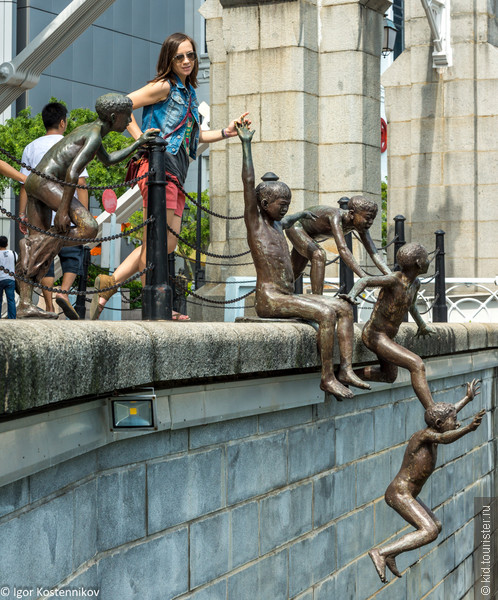 На набережных реки Сингапур: скульптурная композиция «Первое поколение».