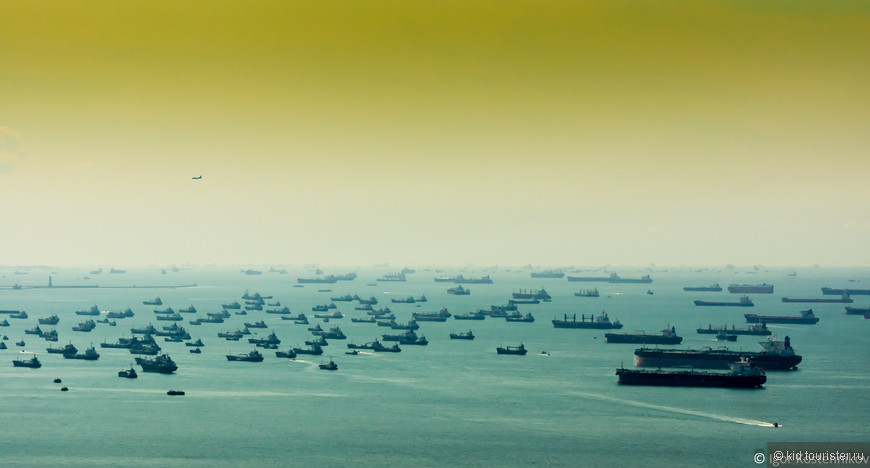 Вид с крыши отеля Marina Bay Sands: корабли на сингапурском рейде.