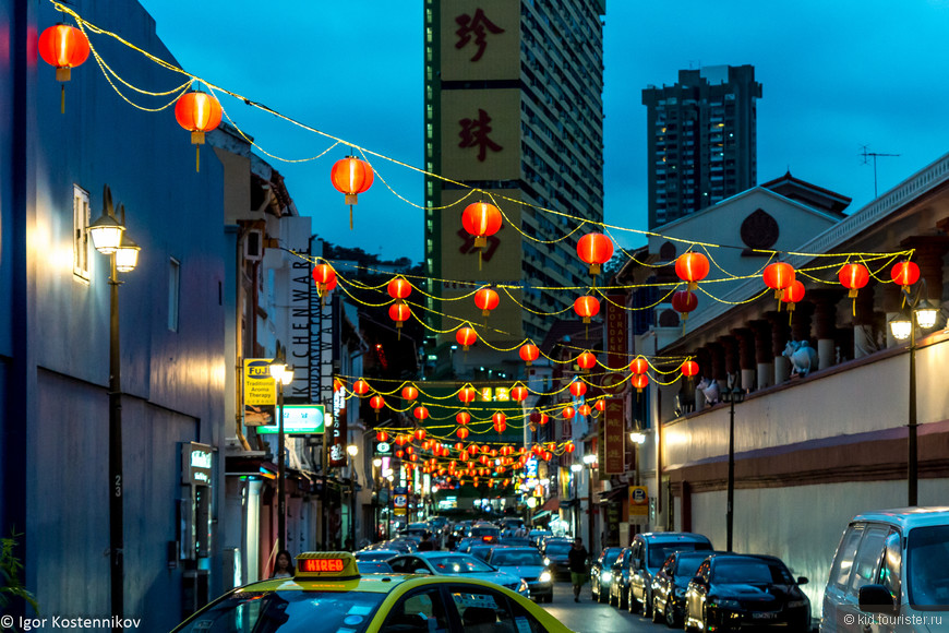 Улица Темпл Стрит, украшенная китайскими фонариками