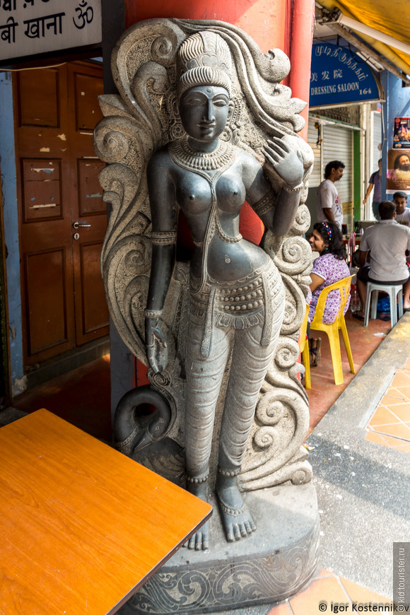 Одна из многочисленных статуй, украшающих индийский ресторанчик на углу улиц Серангун Роуд и Норрис Роуд