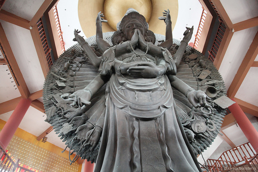 Богиня милосердия Гуаньинь, почитаемая в Китае и других азиатских странах. Будда дал ей множество рук, чтобы она могла дотянуться и помочь всем страждущим, и множество голов, чтобы она могла услышать все крики о помощи