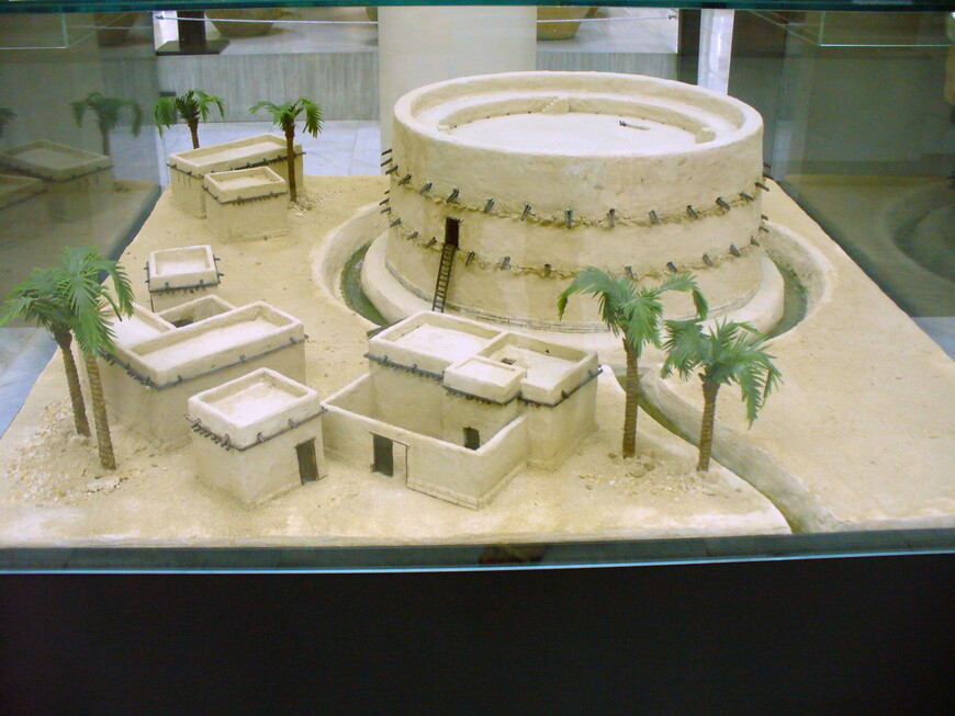 Реконструкция поселения эпохи Бронзового века из экспозиции Национального музея Аль-Айна.