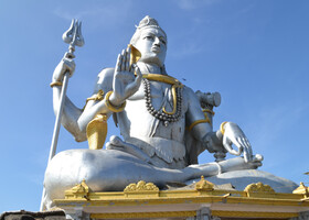 Статуя индуистского бога Шивы — самая высокая в мире. Ее высота — 37 метров и она является главной достопримечательностью Мурдешвара. Шива сидит в позе лотоса спиной к морю и согласно традиции изображен с 4-мя руками. Строительство статуи заняло около 2 лет и закончилось в 2002 г.