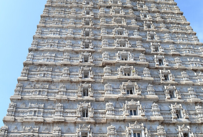 храмовая башня «гопура» высотой 75 м, которая считается самой высокой в мире. На лифте можно подняться на верхний этаж и полюбоваться на Шиву и море сверху,очень красиво!