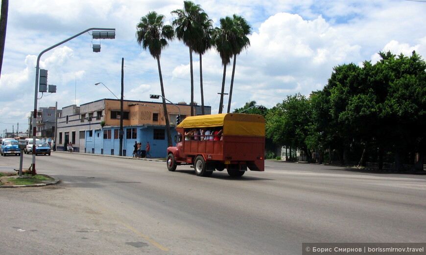 Грузовики ― основной вид общественного транспорта на Кубе