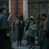Шерлок Холмс раздаёт мальчишкам монеты в Риге

