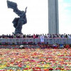 Памятник Освободителям в Риге в День Победы 9 мая