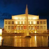 Здание Латвийской оперы на берегу городского канала 