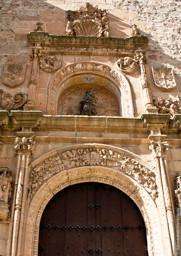 Фасад монастыря Convento de las Duenas 16 в.