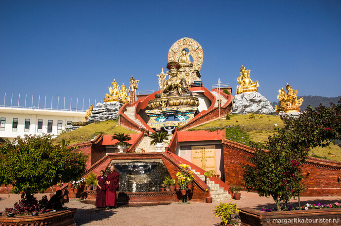 главная достопримечательность монастыря - холм со статуей Будды в окружении дакинь