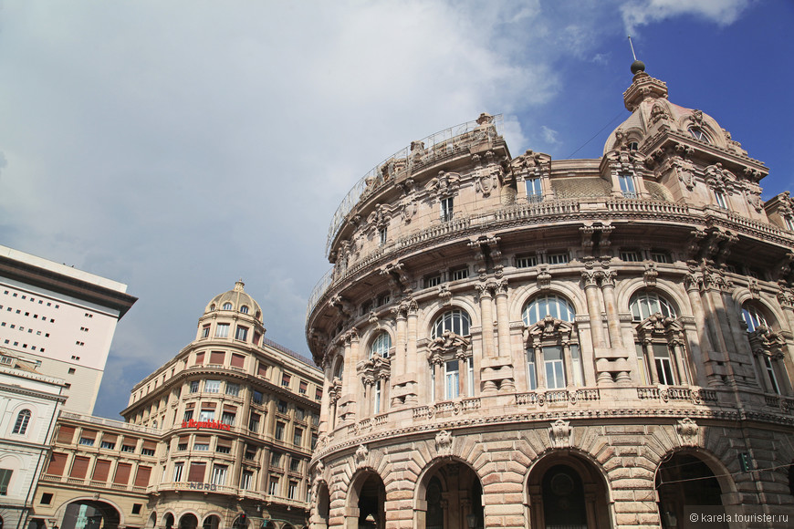 На переднем плане: самое красивое здание на площади Феррари - дворец Палаццо-делла-Борса, или фондовая биржа