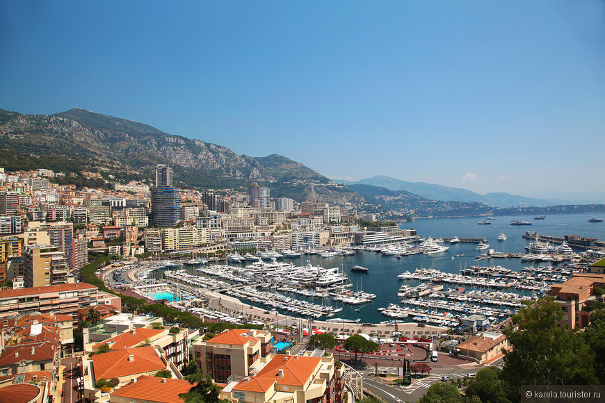 Классический вид Монако с высоты скалы, на котором расположен старый город Монако-Вилль: район Ла-Кондамин и порт Hercule (Геркулес)