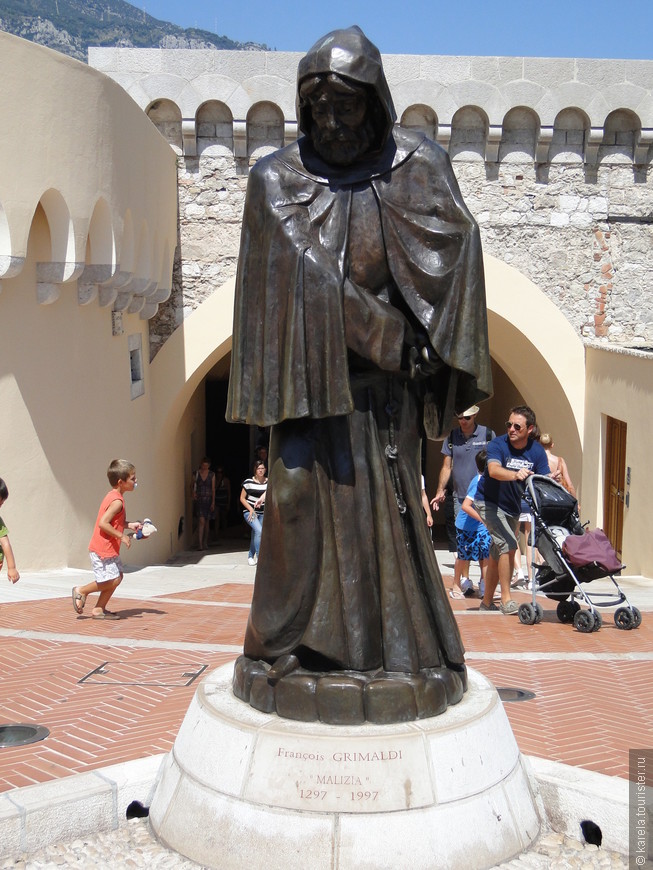 Статуя Франсуа Гримальди: под рясой спрятан меч