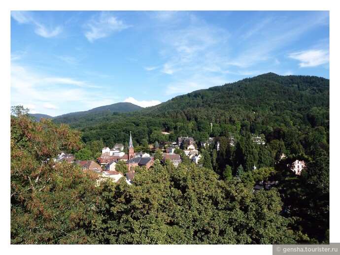 Баденвайлер сказочно красив!
Этот элегантный немецкий городок расположен в юго-западной части гор Шварцвальд (Чёрный лес) на высоте 340- 460 м в живописной долине в окружении холмов, покрытых лесами и виноградниками. 