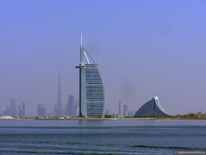 Вид на отели Burj Al Arab и Jumeirah с Пальмы Джумейра.