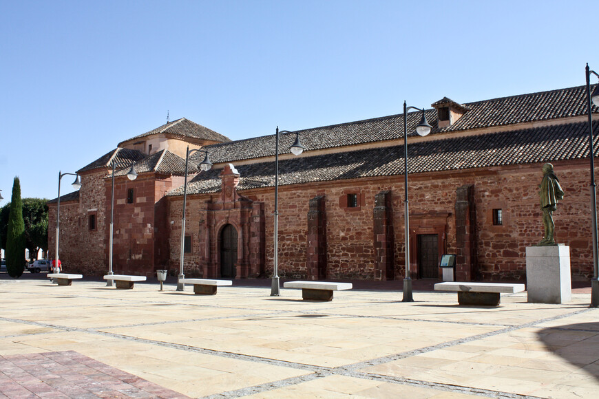 Старейшая церковь города - Santa Maria la Mayor, построенная орденом госпитальеров в 1226 году