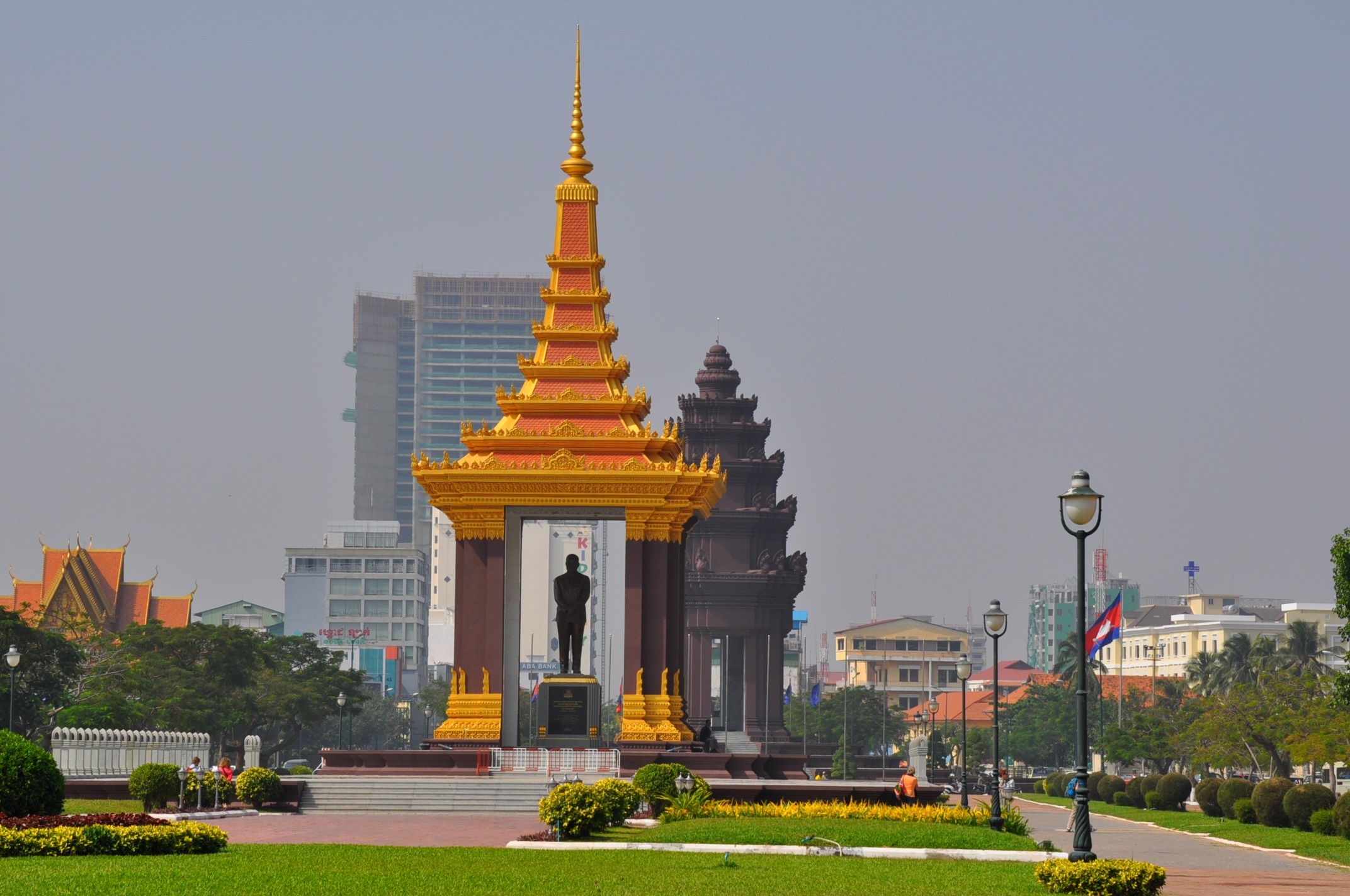 Пномпень. Камбоджи столица Пномпень достопримечательности. Монумент независимости Камбоджа. Храм ват Пном Камбоджа. Монумент независимости в Пномпене.
