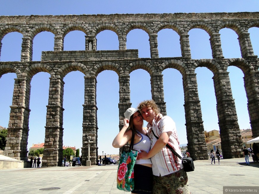Сеговия, Испания. Позади - самый длинный римский акведук, сохранившийся в Западной Европе