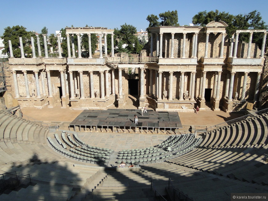 Римский театр, где до сих пор дают представления