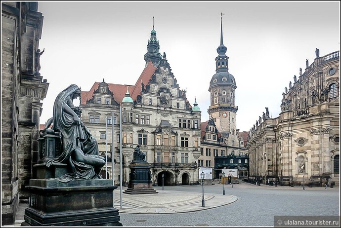 Дрезденский замок-резиденция представляет собой одно из самых старинных сооружений города. Впервые о крепостном сооружении было упомянуто в 1289 году. Далее замок неоднократно перестраивался. Только в 1901 году он приобрел современный вид. В юго-западной башне  замка располагается музей «Грюнес Гевельбе» или Зеленый свод.