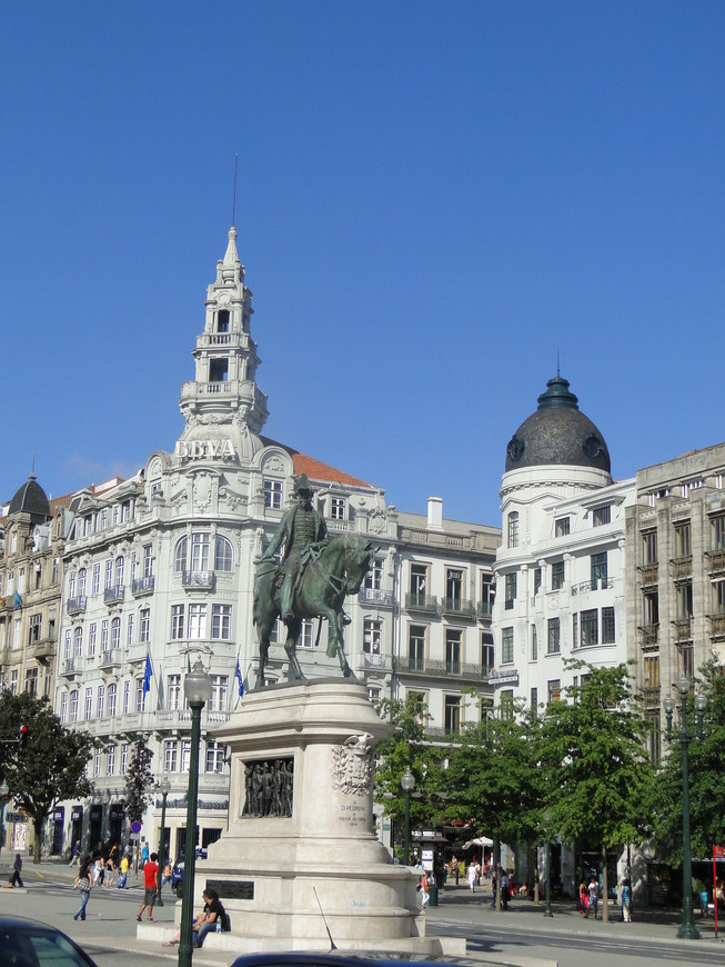 Памятник королю Педро IV (тому же самому, что и на площади Росиу в Лиссабоне)