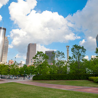 Атланта – один из городов, где расположены самые высокие небоскребы. Самое высокое здание города - Банк Американ-Плаза. Не менее известными небоскребы  - СанТраст-Плаза, корпус Атлантик-Центра, Башню 191-Питчтри.