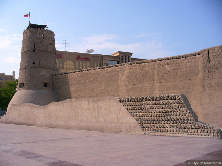 Башня форта и остатки крепостной стены, что окружала старую часть Дубая.