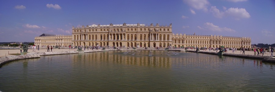 Почему версаль. Версальский дворец панорама. Версальский трезубец Париж. Версальский дворец на побережья моря. Величайший Версаль.