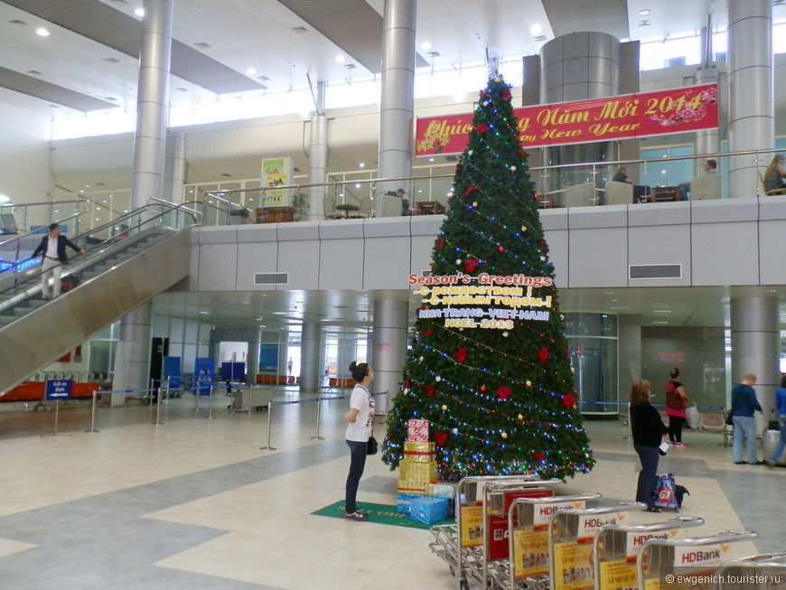 Новогодняя елка в аэропорту. 