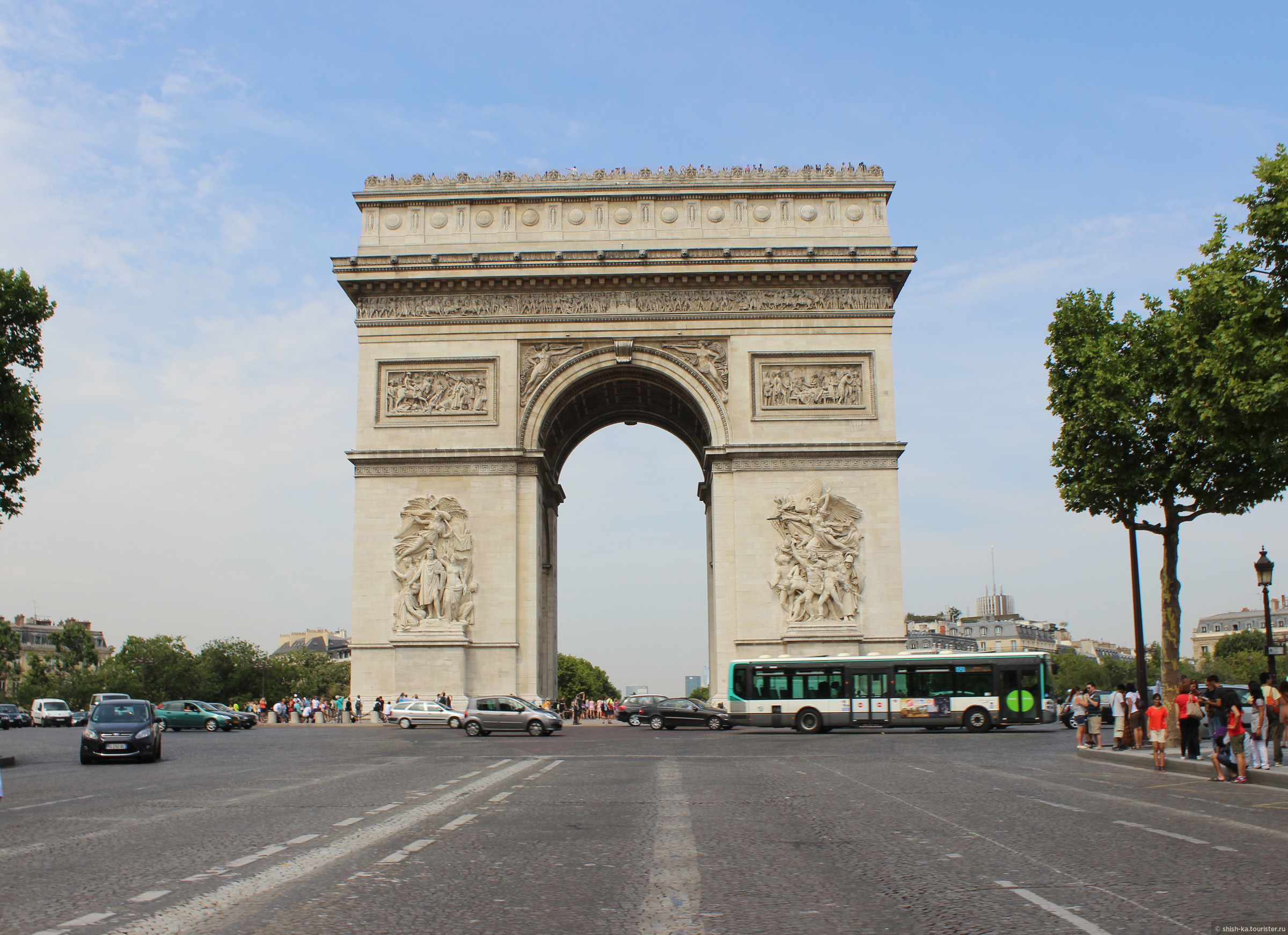 Триумфальная арка это. Париж Елисейские поля и Триумфальная арка. Триумфальная арка Париж. Берлин Триумфальная арка 1964. Париж ворота на Елисейских полях.