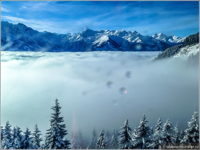 Фото сделано через стекло подъемника. Вот эта белая масса - не снег, а облака, и мы поднимаемся над ними)