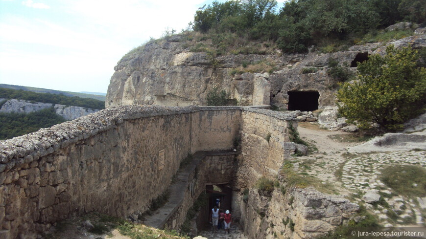 Древние пещеры