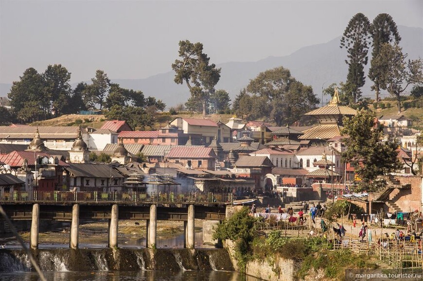 Вид на Пашупатинатх по дороге из аэропорта с моста через священную реку Багмати