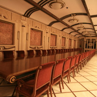 В "Президентском" зале обе стены украшены керамическими панно с изображением всего процесса виноделия