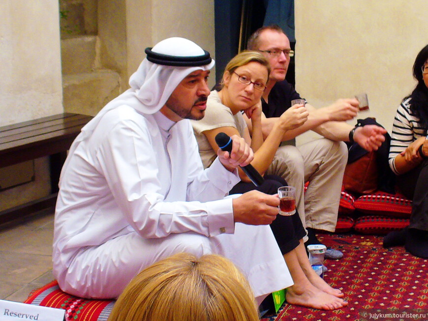 Ведущий программы - Abdullah bin Eisa Al Serkal.
