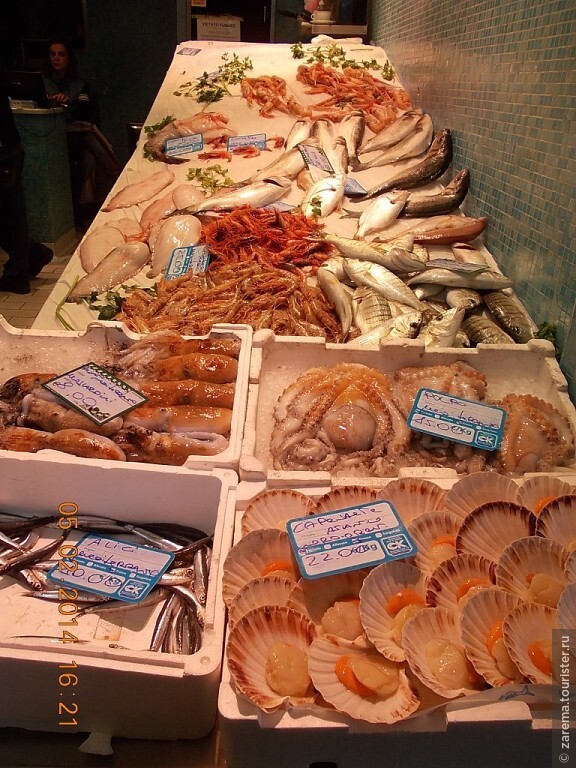 Некоторые из продуктов свежей рыбы на прилавках Лигурийских рынков. Свежая рыба в изобилии водится в море у Ривьеры.