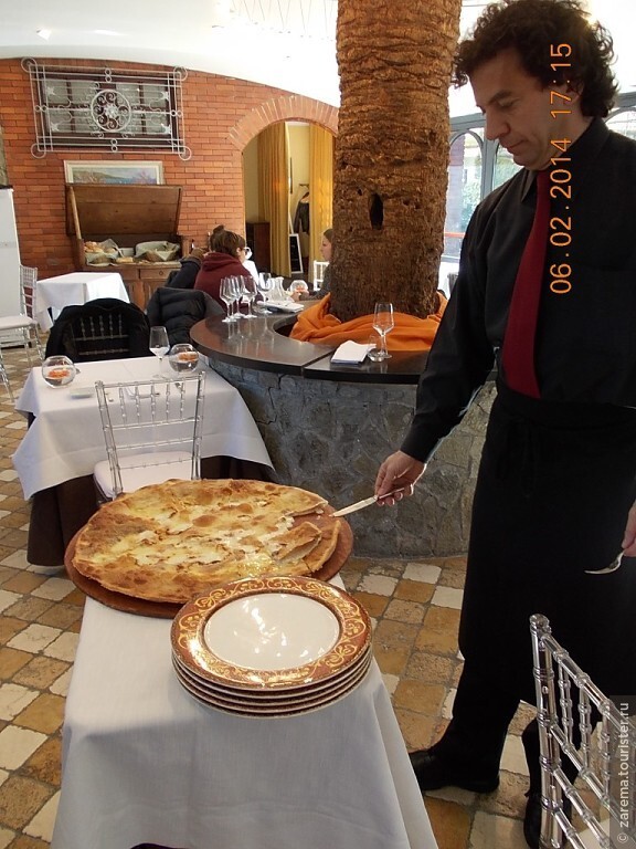 Легендарное традиционное блюдо Италии.... Фокаччьа с сыром. Именно в Лигурии , в  приморском городке Рекко в конце позапрошлого века родилось это гастрономическое чудо, совершенно уникальное , ставшее наследием гастрономической культуры региона.