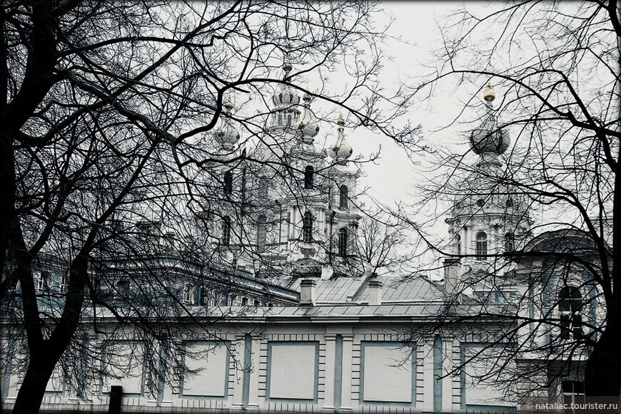 Сказ о Петербурге. Второй — Смольный зимой.