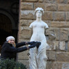 Пытаюсь прикрыть статую! Флоренция, площадь Синьории, у Палаццо Веккьо, экскурсии по Флоренции и Тоскане с частным индивидуальным гидом на русском языке