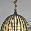 Освещенный лучами солнца стеклянный купол Академии художеств.