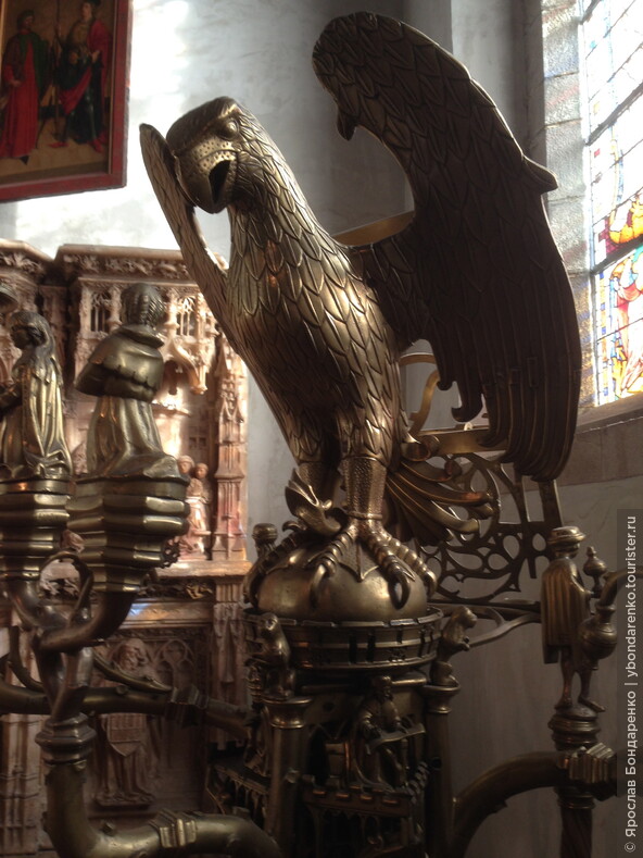 Уже ставший у меня традиционным орёл держит Библию на крыльях. Все знают, что это за символ в католических/протестантских церквях? Приезжайте ко мне на экскурсии, расскажу.))