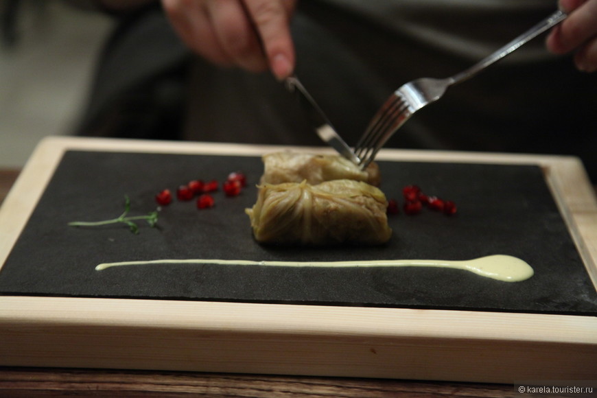 Фарш из мяса кабана, завернутый в капустный лист, с гранатовыми зернами и ванильным соусом