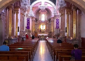 Внутри Храма тихо, мирно и прохладно, как практически в любой церкви, которых в Керетаро, надо заметить, огромное множество.