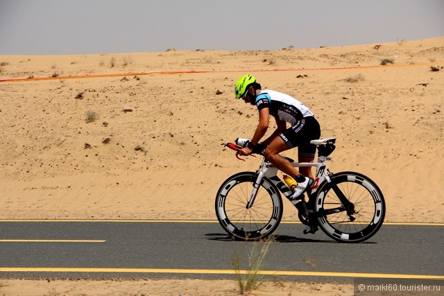 На велосипеде по пустыне в Эмиратах.
