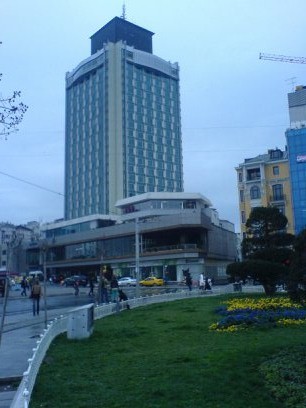 Эта же башня на Таксиме. Хороший ориентир для меня. Недалеко и остановка Наваташа- автобусов до аэропорта Ататюрк, на нем я и приехала в Стамбул по прилету.