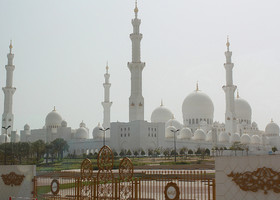 Та самая белая мечеть Шейха Зайеда. Вмещается около 41 000 человек. Место, действительно, заворожённое. 